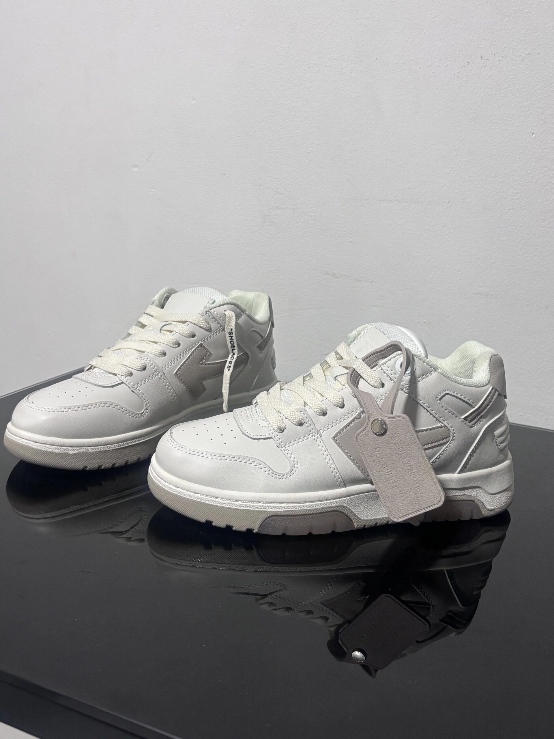 Off-White modelo Out of Office